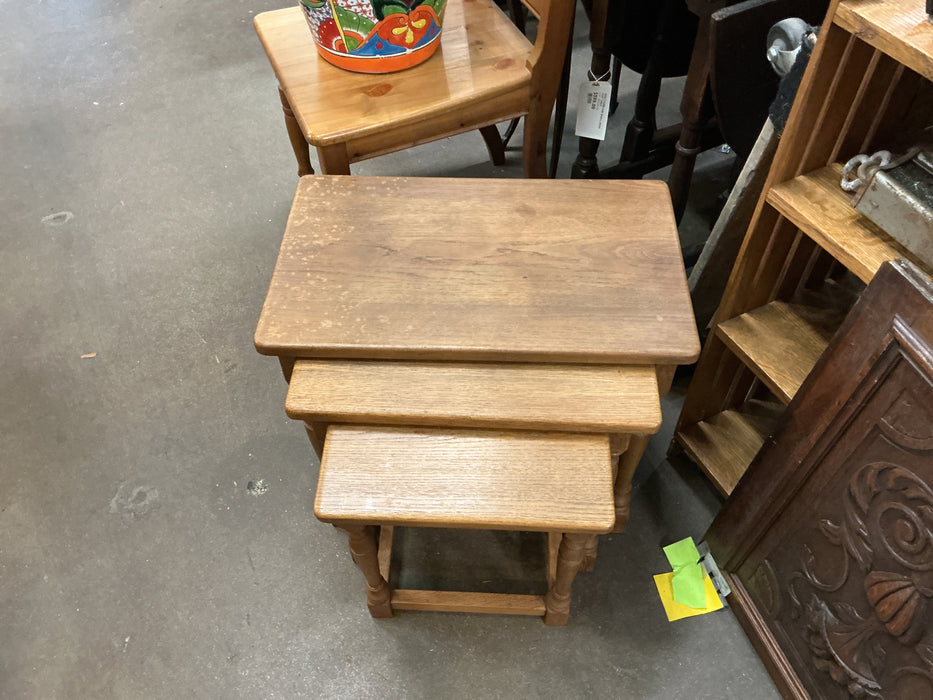 SET OF 3 MEDIUM BROWN OAK NESTING TABLES