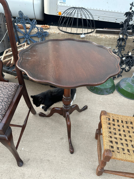 WALNUT PIE CRUST TOP TRI FOOT PEDESTAL TABLE