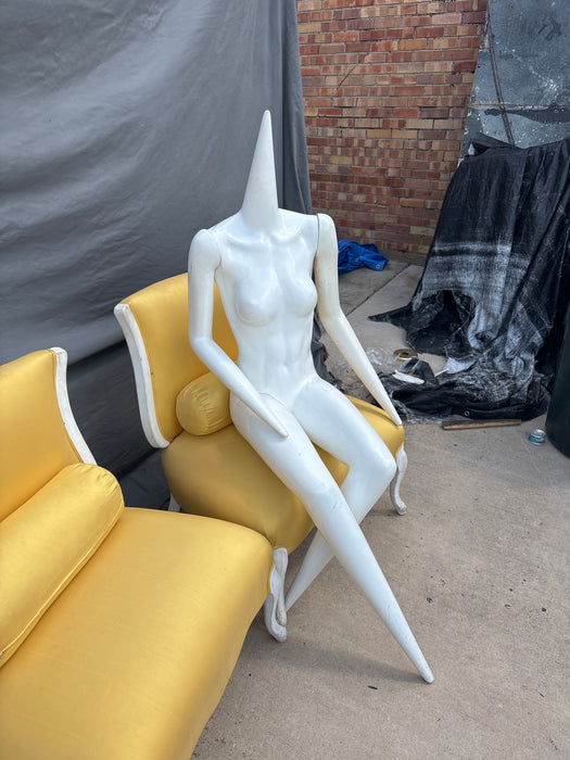 HEADLESS WHITE MANNEQUIN