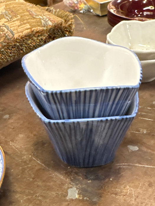 PAIR OF BLUE AND WHITE SMALL BOWLS STRIPES