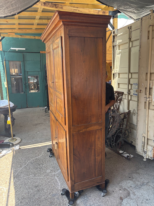 19TH CENTURY WALNUT 4 DOOR CUPBOARD