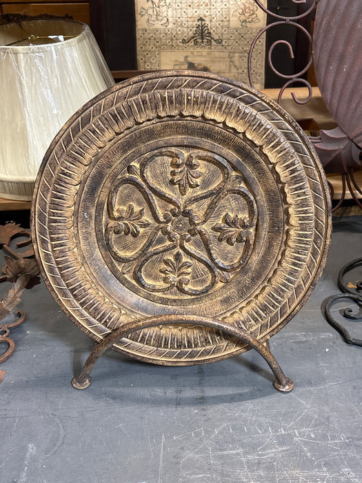 LARGE CARVED FOLIATE CHARGER