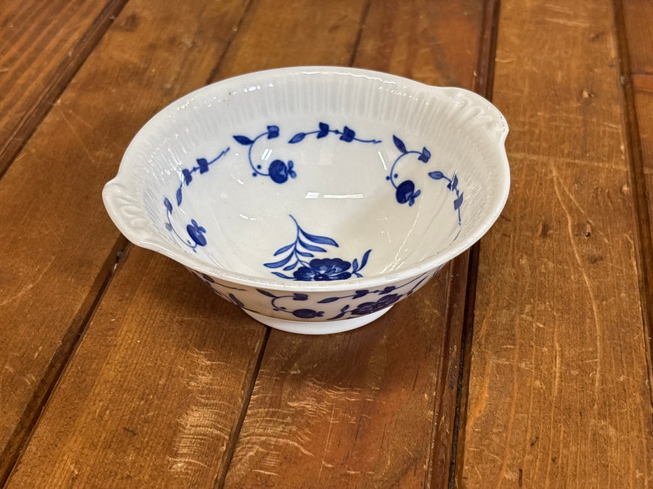 SMALL WHITE AND BLUE NANTUCKET SYRACUSE FLORAL BOWL WITH HANDLES