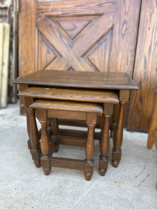SET OF 3 OAK TURNED LEG NESTING TABLES
