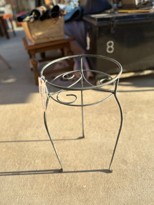 SMALL IRON PLANT STAND