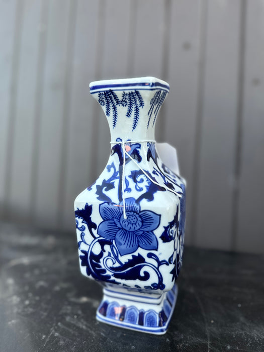 SMALL CHINESE VASE
