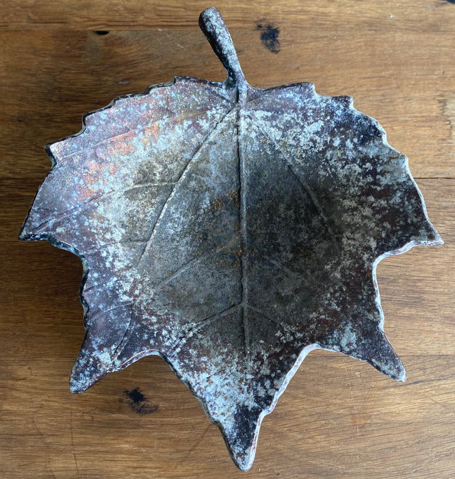 METAL MAPLE LEAF