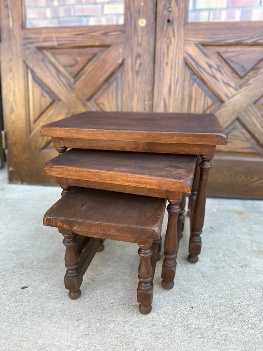 SET OF 3 TURNED LEG ALDER NESTING TABLES