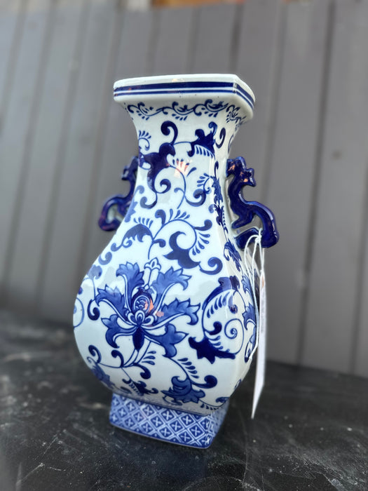 MEDIUM CHINESE VASE WITH HANDLED