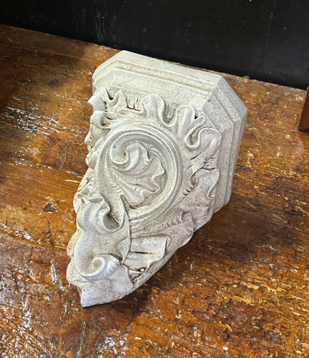 SMALL WHITE FOLIATE CORBEL