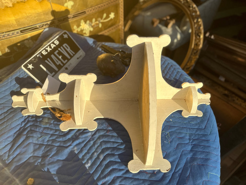 PAINTED AMERICAN WOOD CORNER WALL SHELF