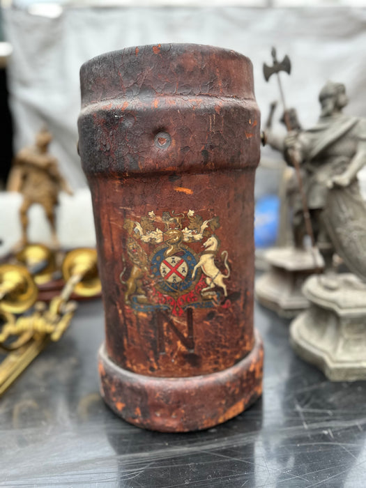 LEATHER CYLINDER WITH CREST