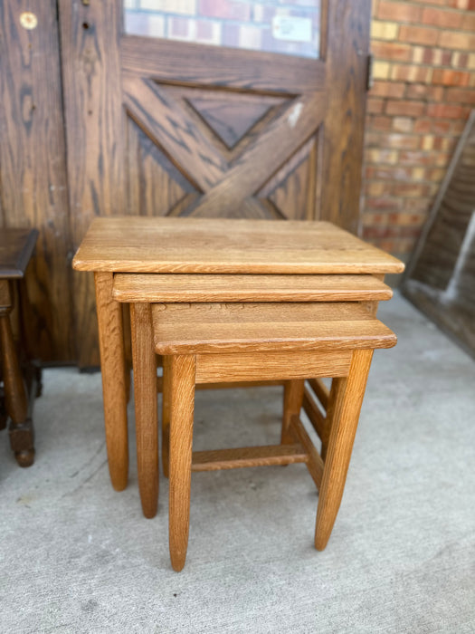 SET OF 3 OAK NESTING TABLES TAPERED LEG