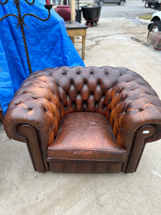 TUFTED LEATHER CHESTERFIELD CHAIR