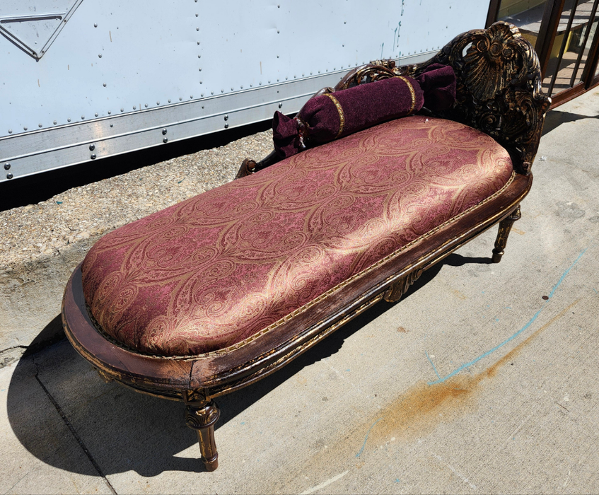 CHAISE LOUNGE WITH SHELL BACK