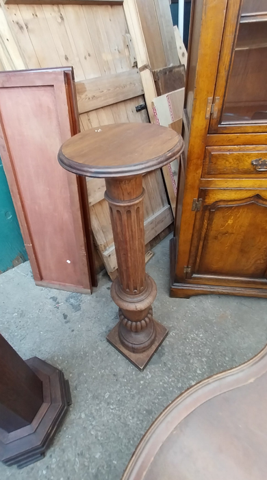FLUTED OAK PEDESTAL