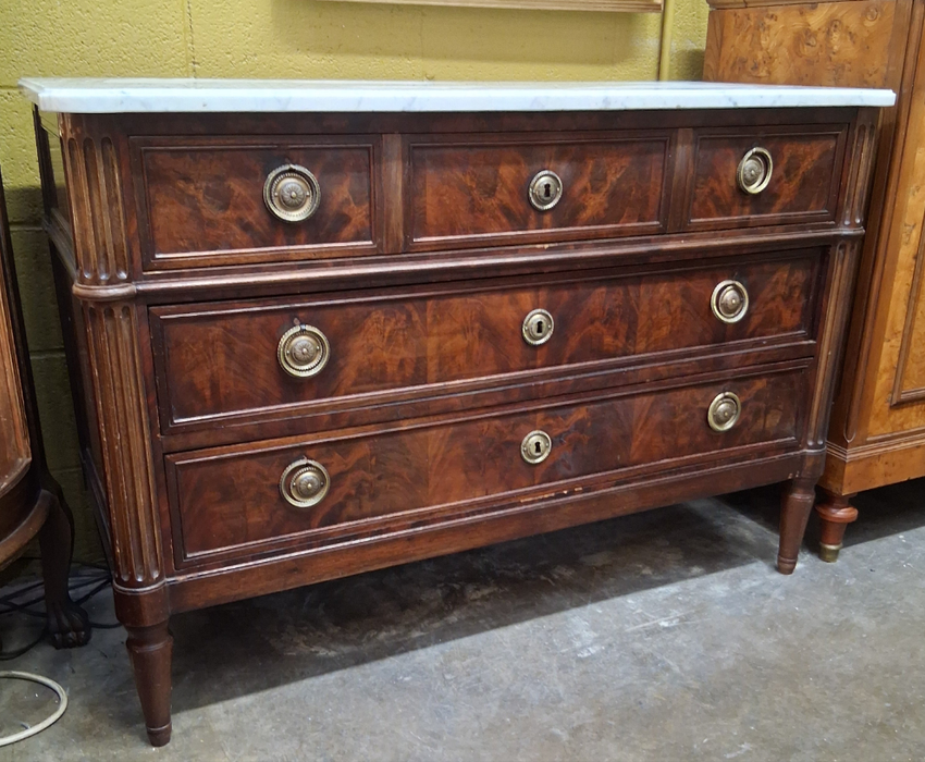 EARLY 20TH CENTURY LOUIS XVI MAHOGANY WHITE MARBLE TOP 3 DRAWER CHEST WITH RING PULLS