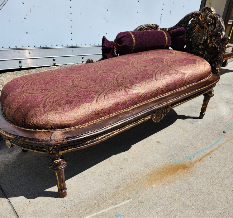 CHAISE LOUNGE WITH SHELL BACK