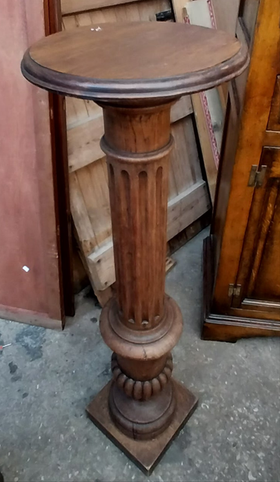 FLUTED OAK PEDESTAL