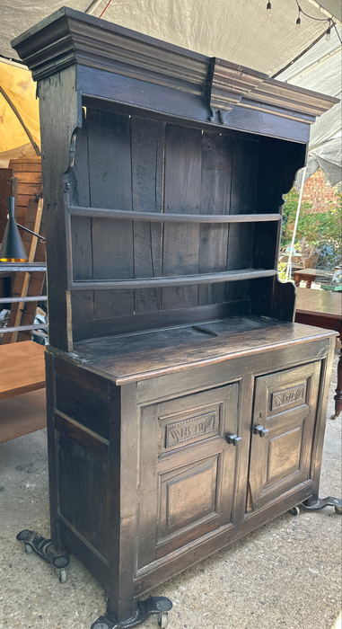 18th CENTURY WELSH CUPBOARD
