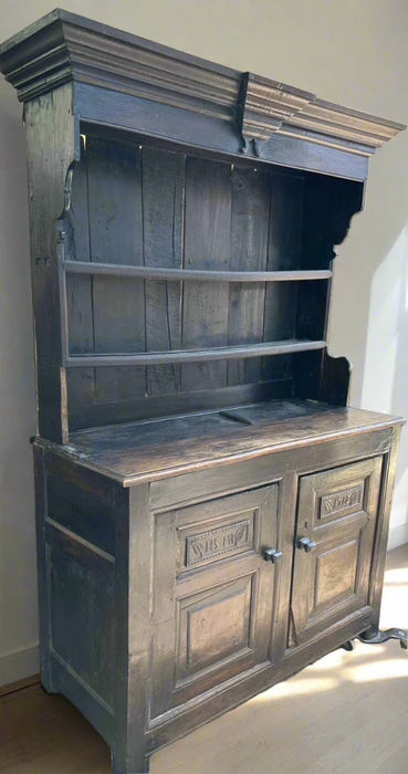 18th CENTURY WELSH CUPBOARD