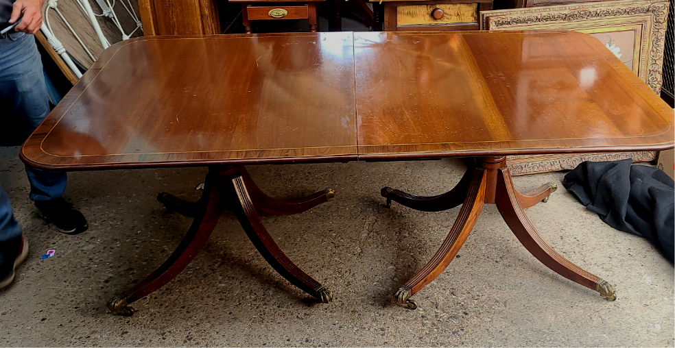 19TH CENTURY SHERATON DINING TABLE AND TWO LEAVES