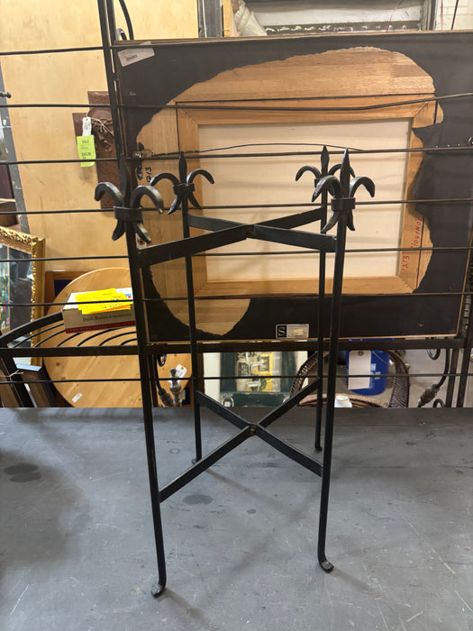 SIMPLE BLACK TIN FLEUR DE LIS STAND WITH HANDLED TUB