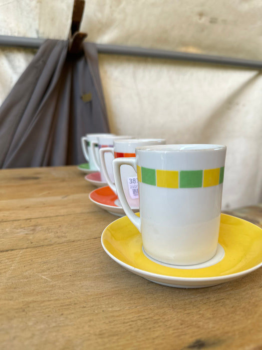 SET OF 4 COLORED COFFEE CUPS AND PLATES