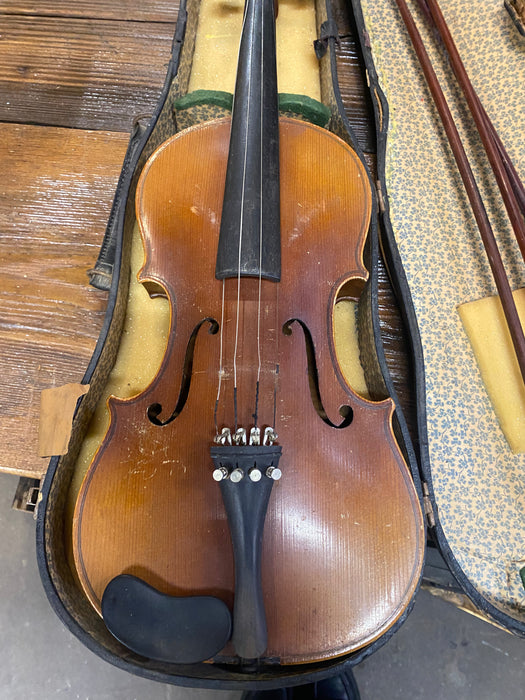 VINTAGE VIOLIN WITH CASE AND 3 BOWS