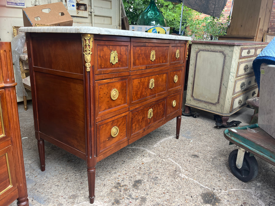 ORMOLU MOUNTED LOUIS XVI WHITE MARBLE TOP CHEST⁰0