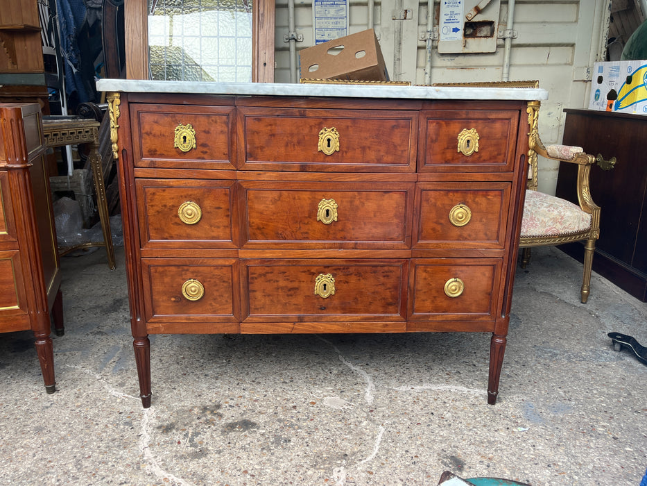 ORMOLU MOUNTED LOUIS XVI WHITE MARBLE TOP CHEST⁰0