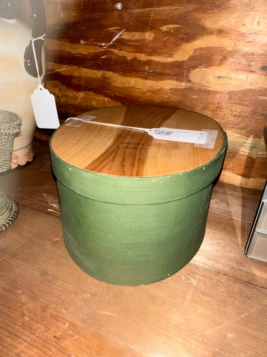 LARGE GREEN OVAL WOOD SHAKER STYLE BOX