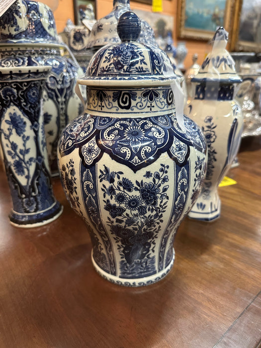 MEDIUM BLUE DELFT FLORAL GINGER JAR
