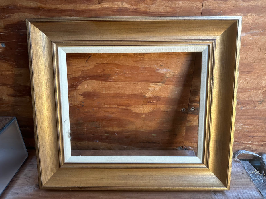 SMALL GILT FRAME WITH THIN LINEN FILET