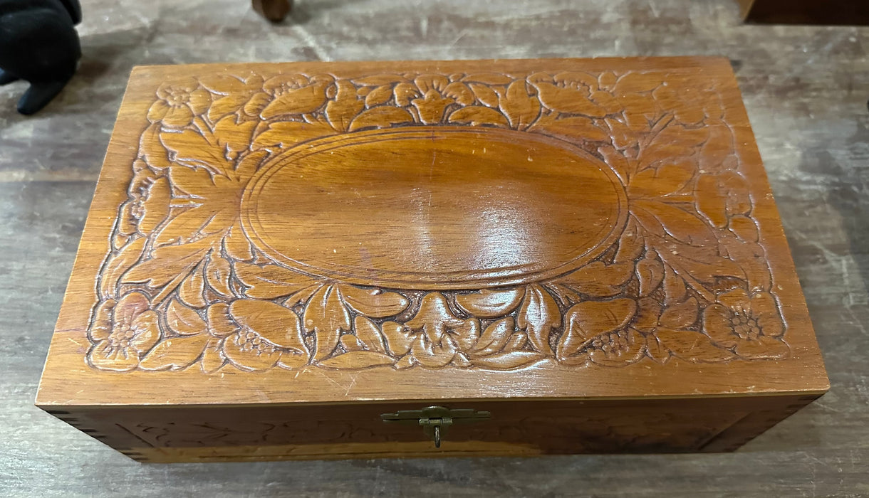 FLORAL CARVED WOOD BOX WITH LID-1940'S AS FOUND BOTTOM
