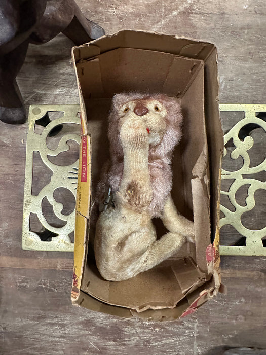 WIND UP TOY LION LICKING PAW-IN BOX
