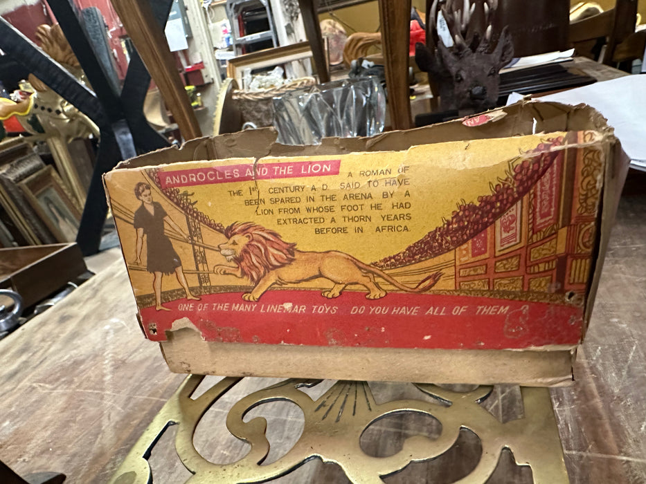 WIND UP TOY LION LICKING PAW-IN BOX