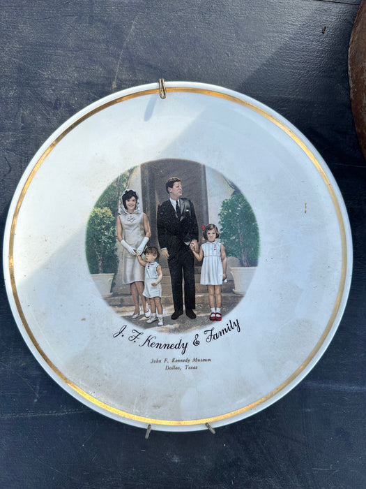 JFK AND FAMILY PLATE KENNEDY MUSEUM