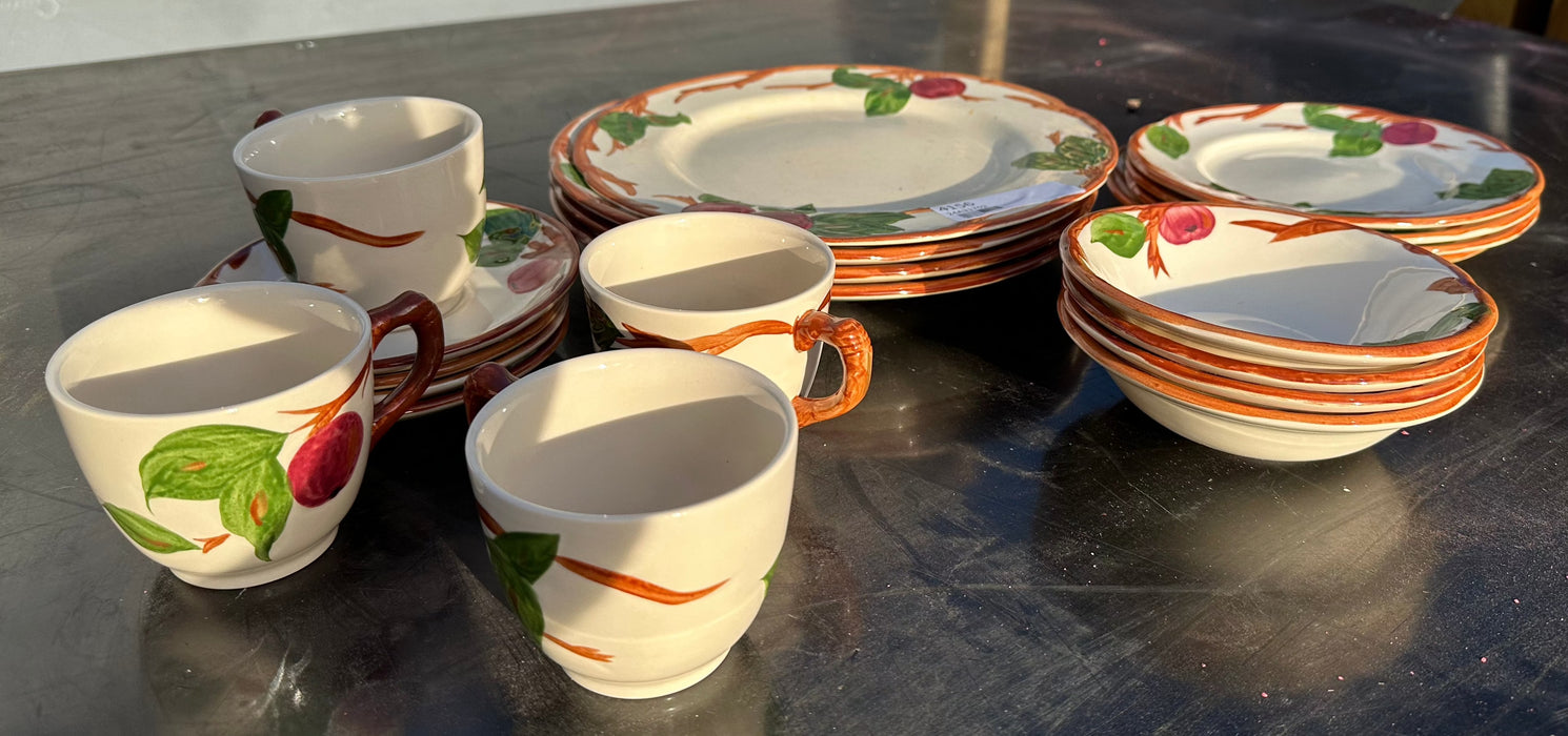 4 PLACE SETTINGS OF FRANCISCAN WARE PLATES CUPS AND BOWLS