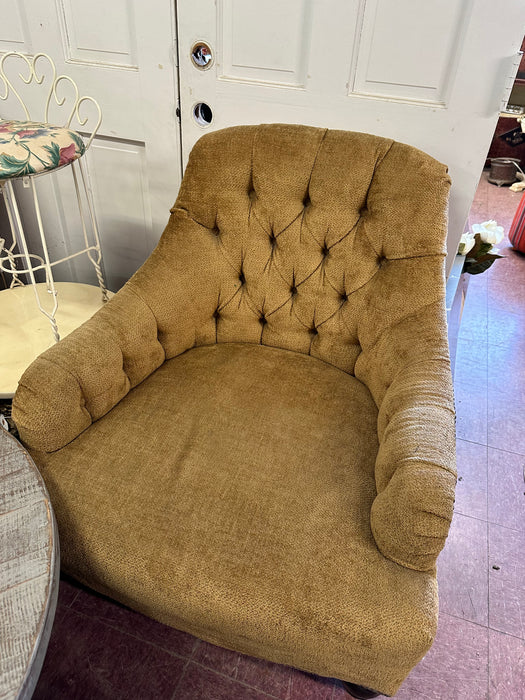 TUFTED UPHOLSTERED CHESTERFIELD CHAIR