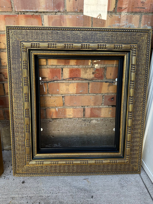 GILT FRAME WITH WAVY TEXTURE