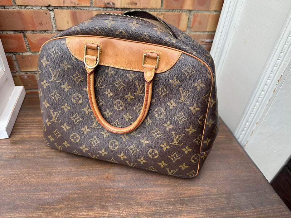 LOUIS VUITTON MAKEUP PURSE
