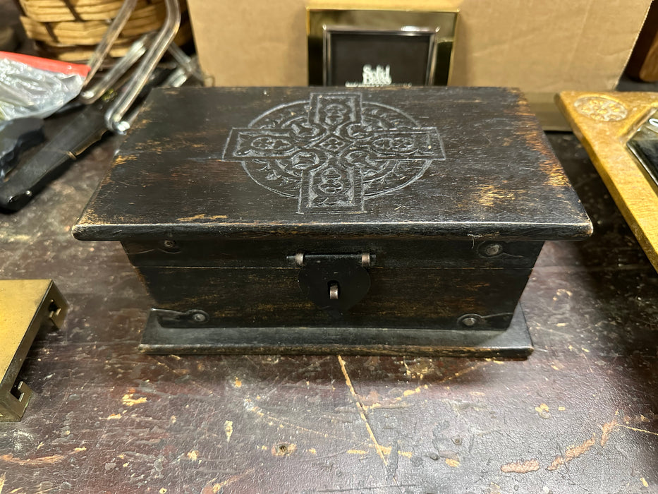 SMALL EBONIZED INDIAN WOOD BOX WITH LID