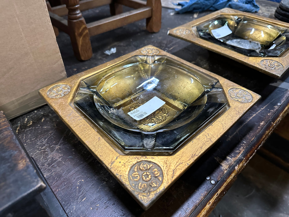 LARGE SMOKED GLASS ASHTRAY IN GOLD BASE