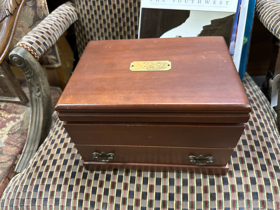VINTAGE JEWELRY BOX