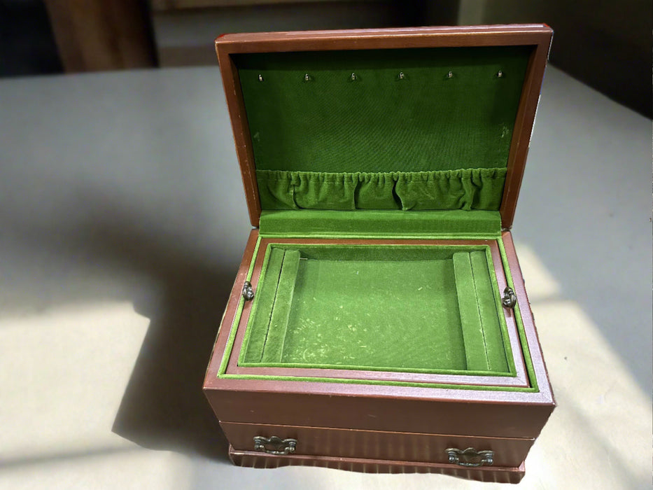 VINTAGE JEWELRY BOX