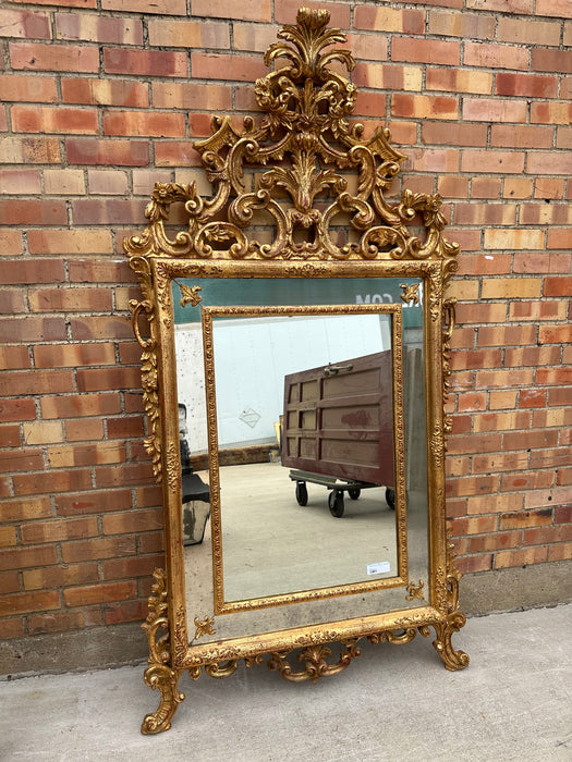 ITALIAN LOUIS XV STYLE GILTWOOD MIRROR