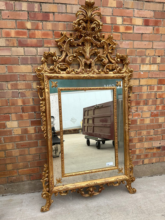 ITALIAN LOUIS XV STYLE GILTWOOD MIRROR