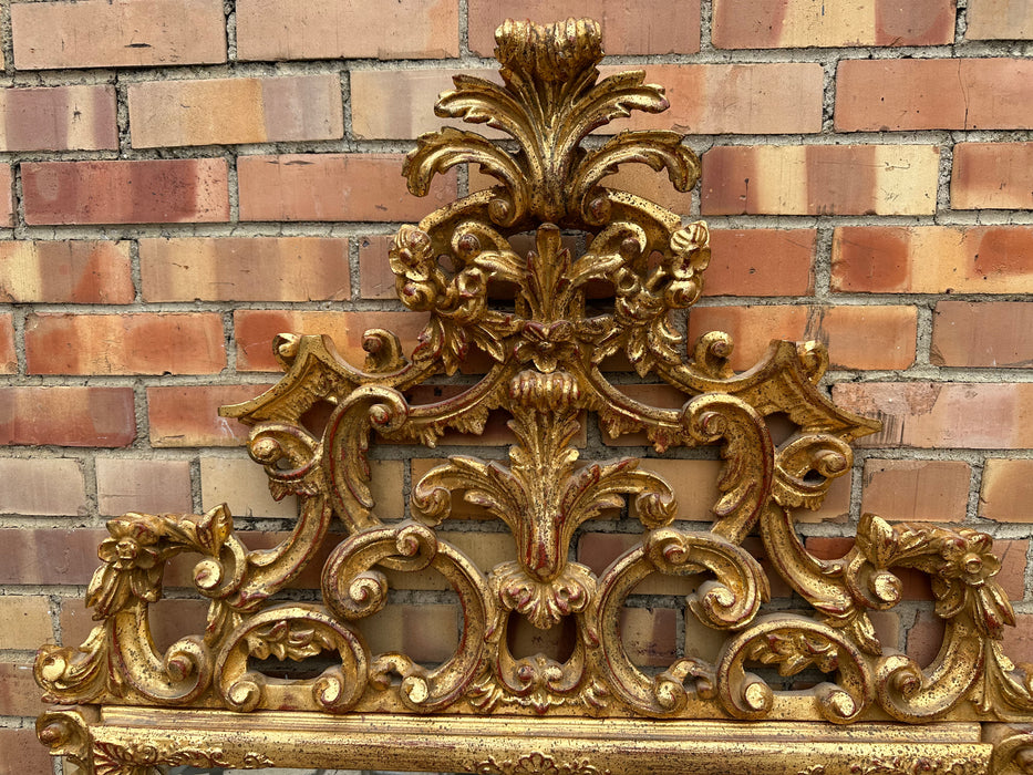 ITALIAN LOUIS XV STYLE GILTWOOD MIRROR