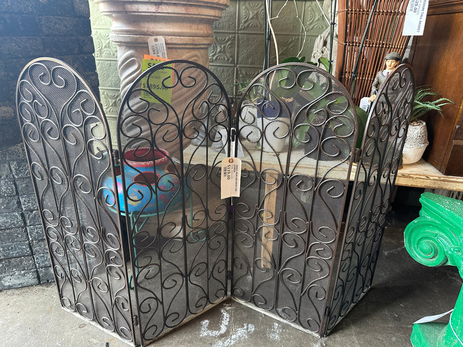 SMALL IRON AND MESH FIRE SCREEN